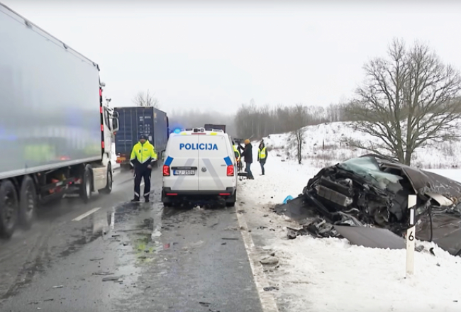 Sadragātais mikroautobuss uz Ventspils—Rīga šosejas 10. janvārī.
Ekrānuzņēmums no LSM video
